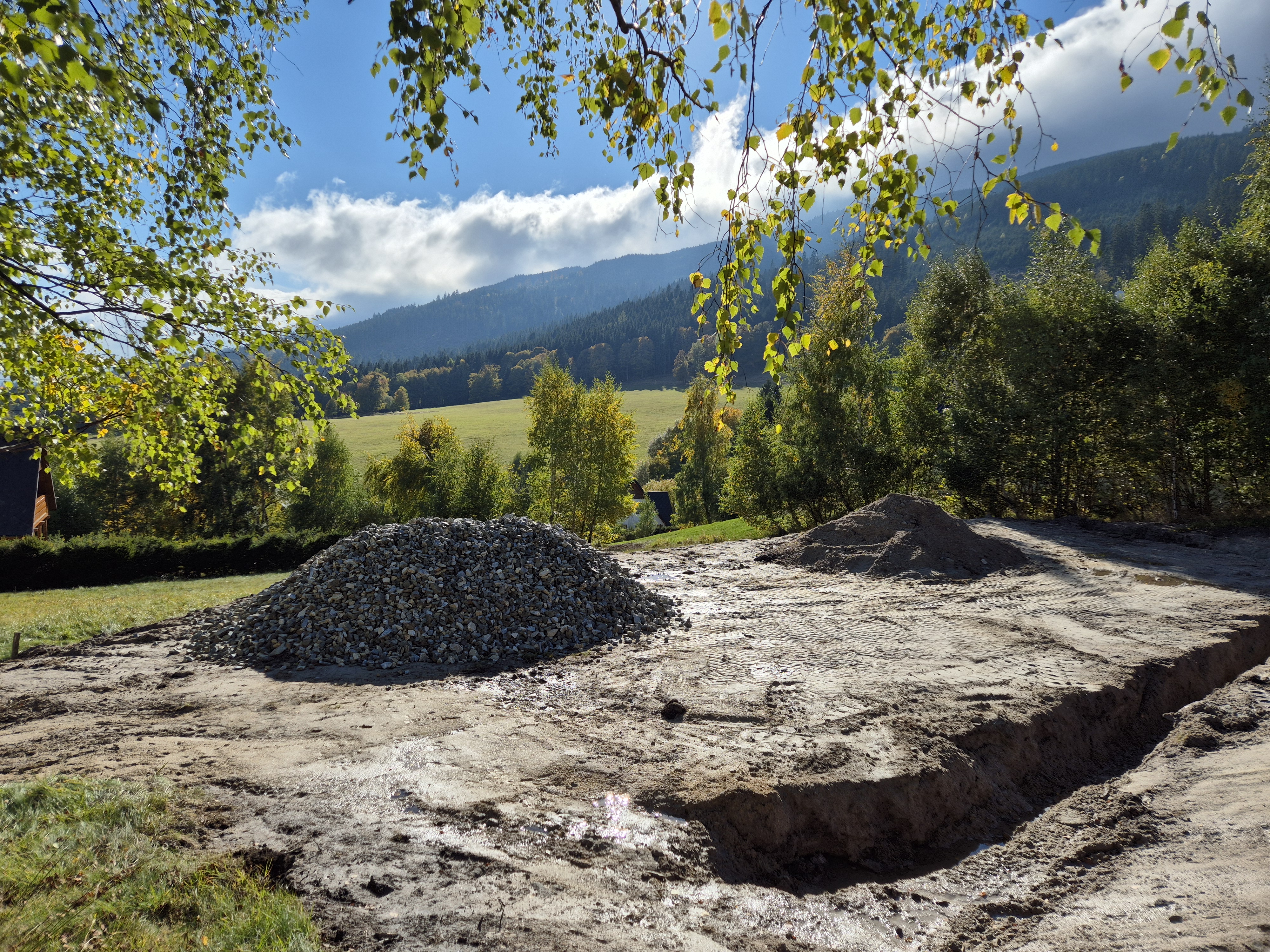 Připravujeme palouček pro hry - počasí nám však nepřeje, často prší a půda je přesycená vodou
