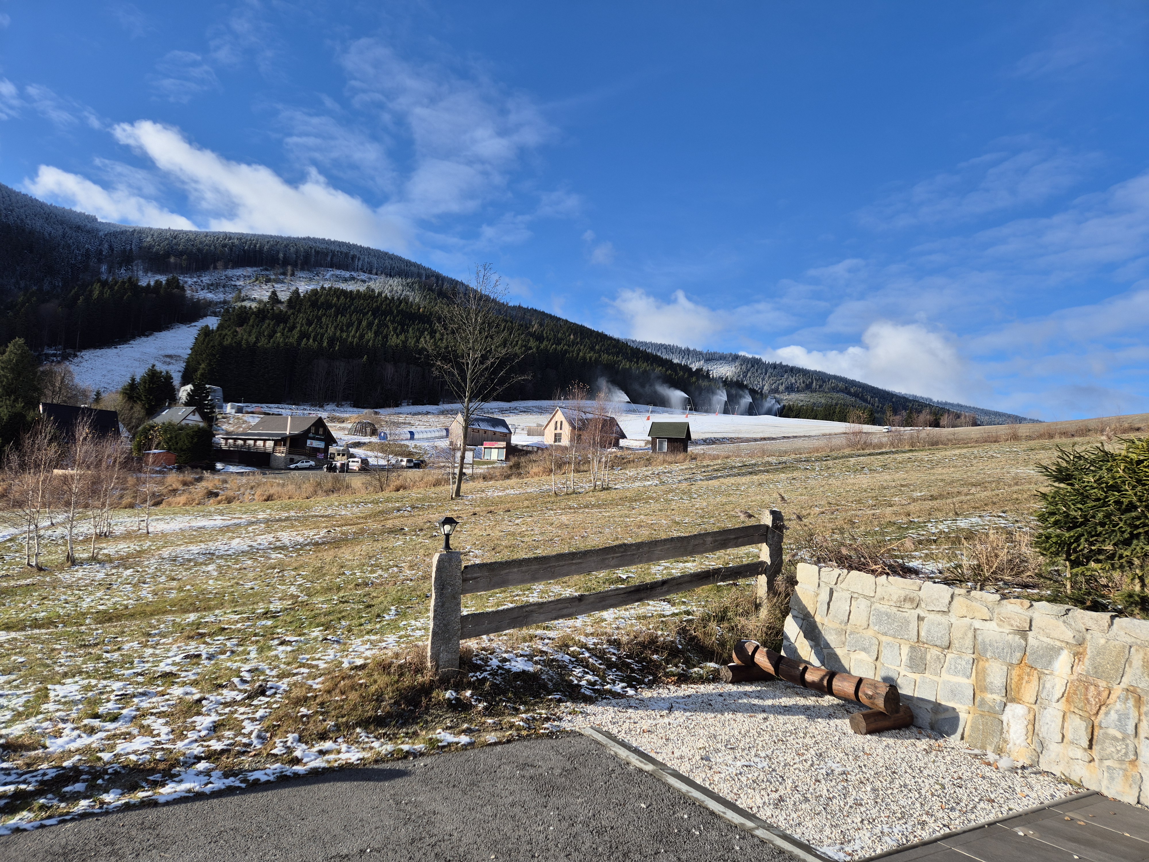 Pohled na vlek Sedlo, sjezdovka Dětská