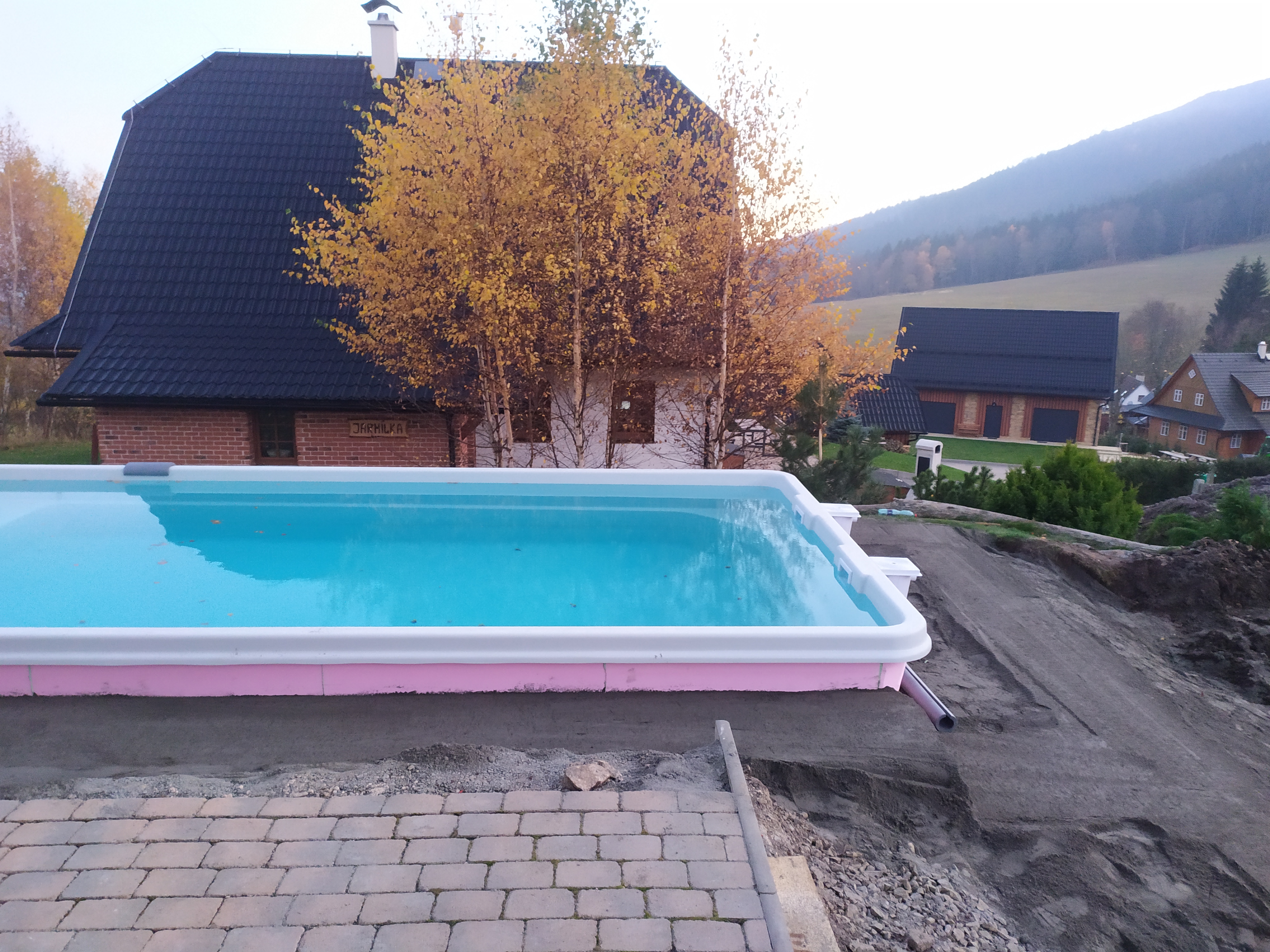 Bazén u Boženky. Připravujeme okolí pro osazení zastřešení bazénu.