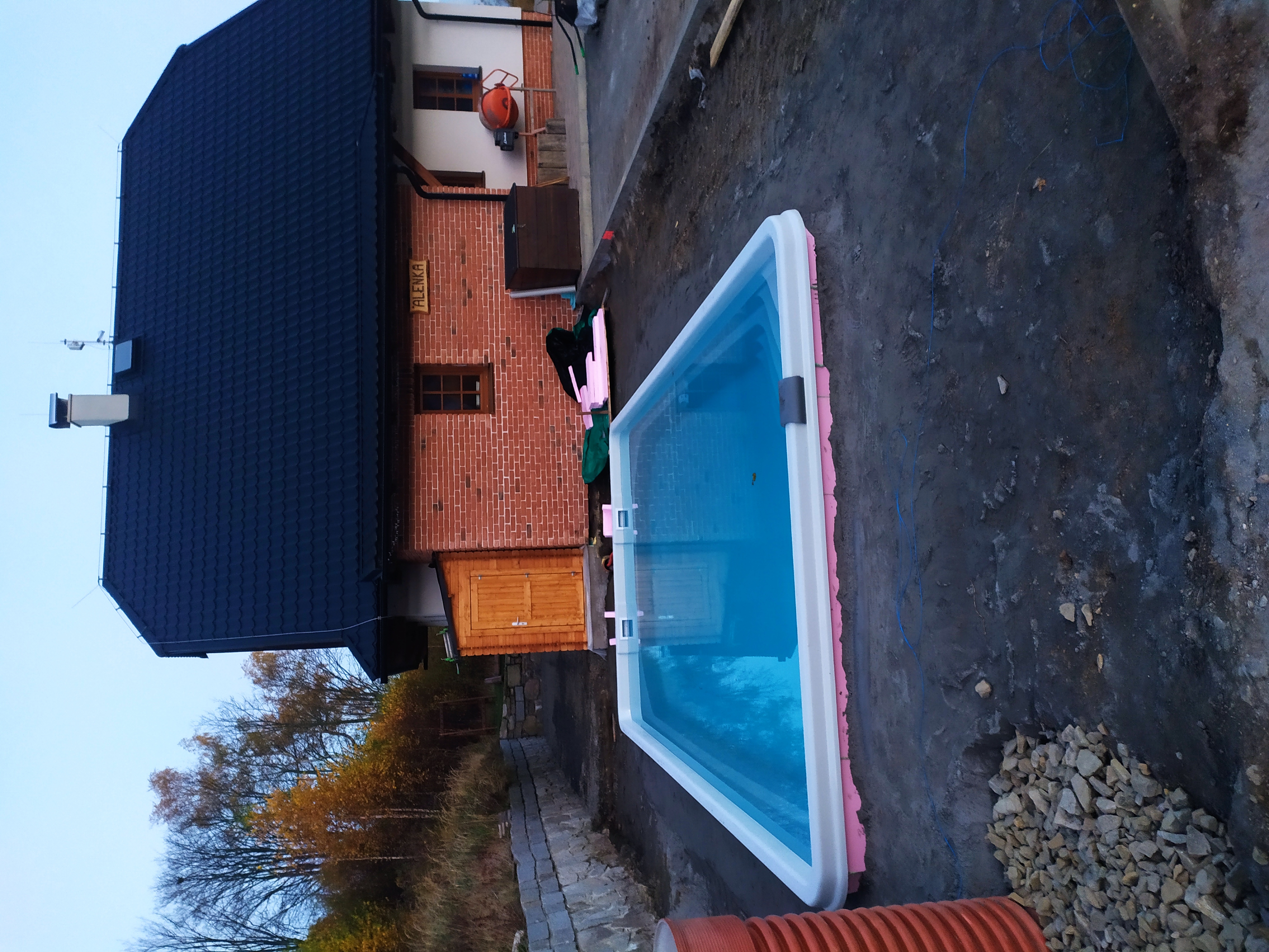 Bazén u Alenky. Připravujeme okolí pro osazení zastřešení bazénu.