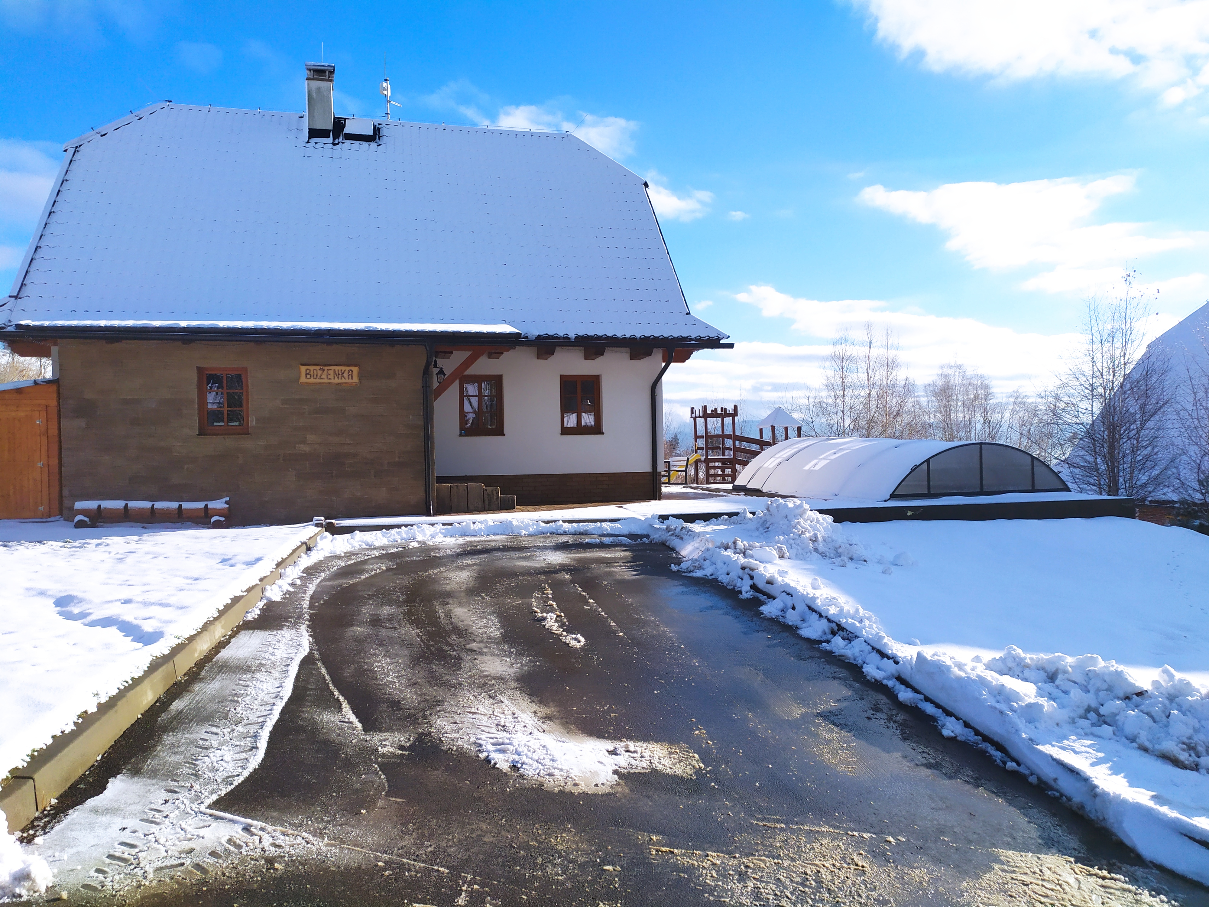 Bazén u Boženky - zastřešení dokončeno.