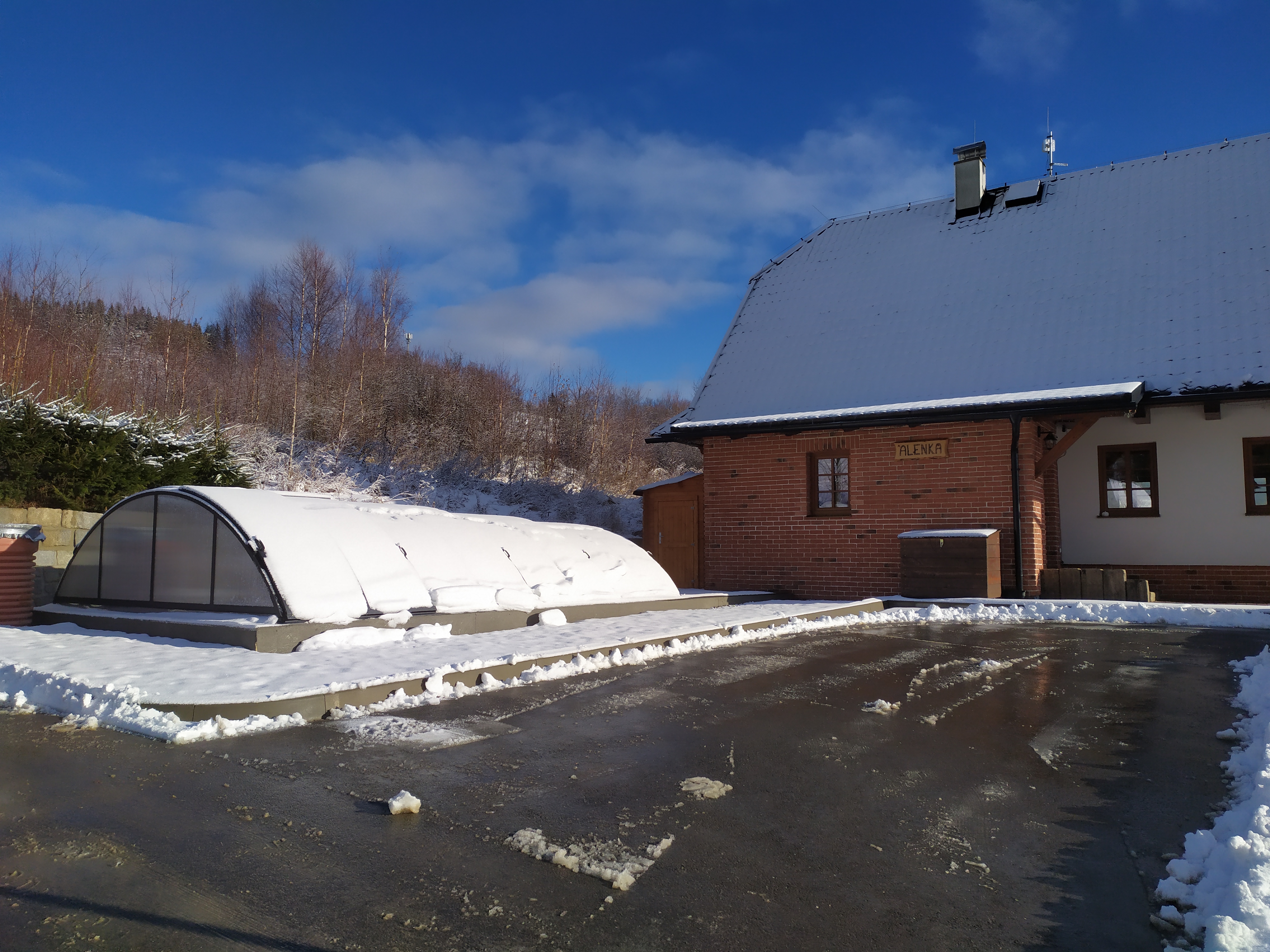 Bazén u Alenky - zastřešení dokončeno.